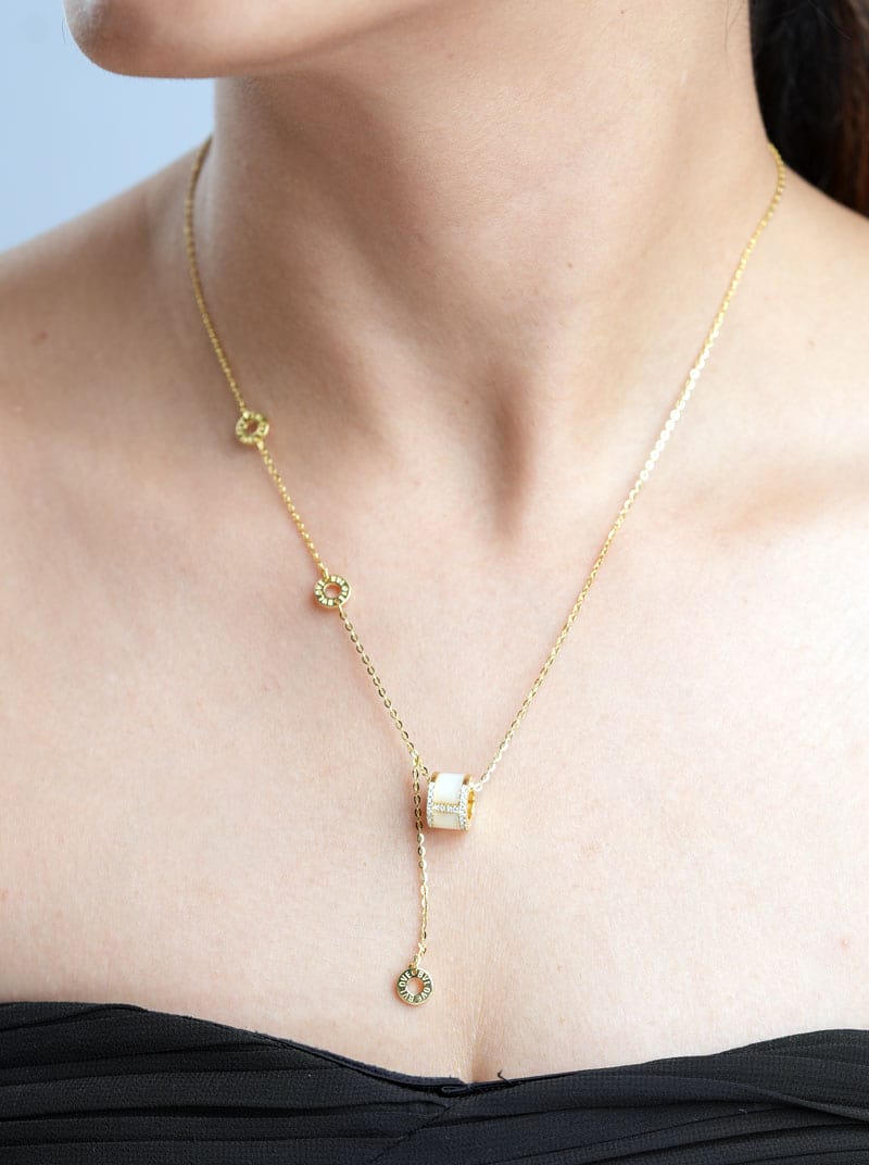 Roll and Circles Pendant Chain Gold