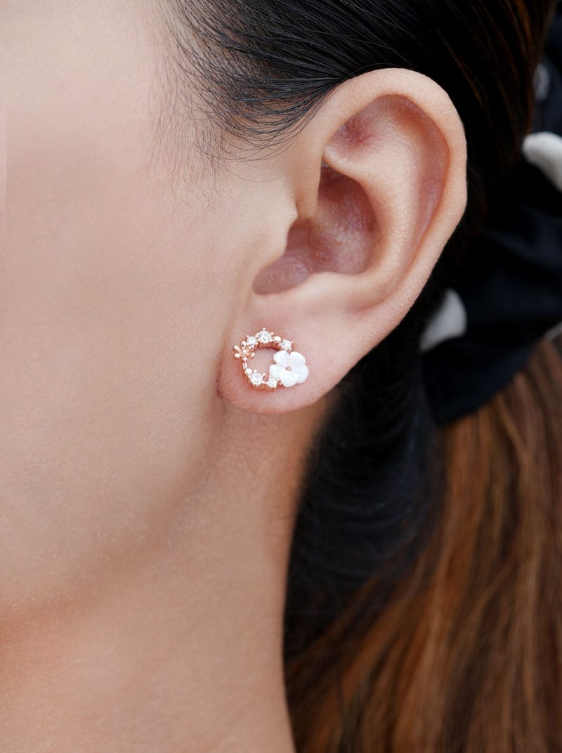 White Flower Ladybug Circle Stud Earrings (Pure Silver)