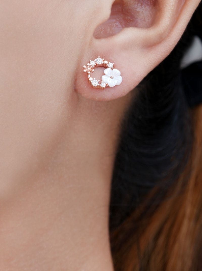White Flower Ladybug Circle Stud Earrings (Pure Silver)