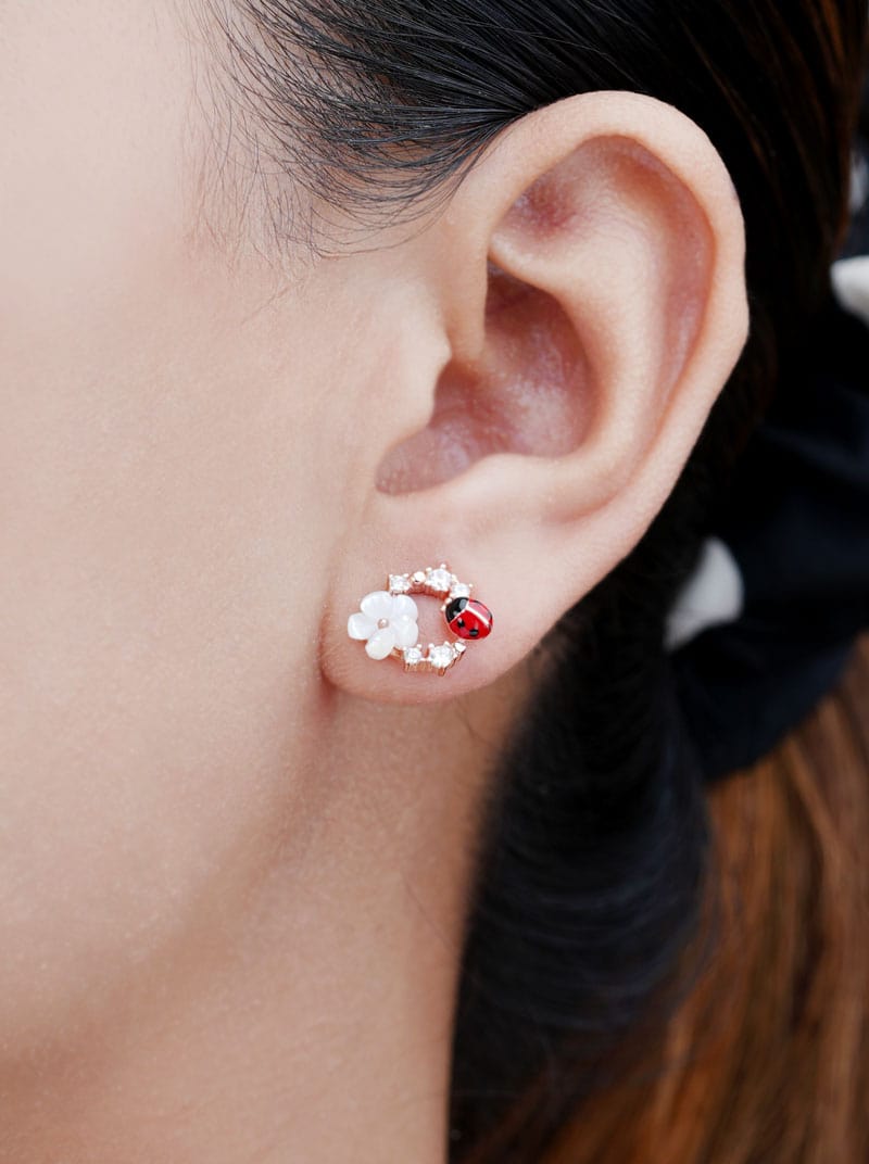 White Flower Ladybug Circle Stud Earrings (Pure Silver)