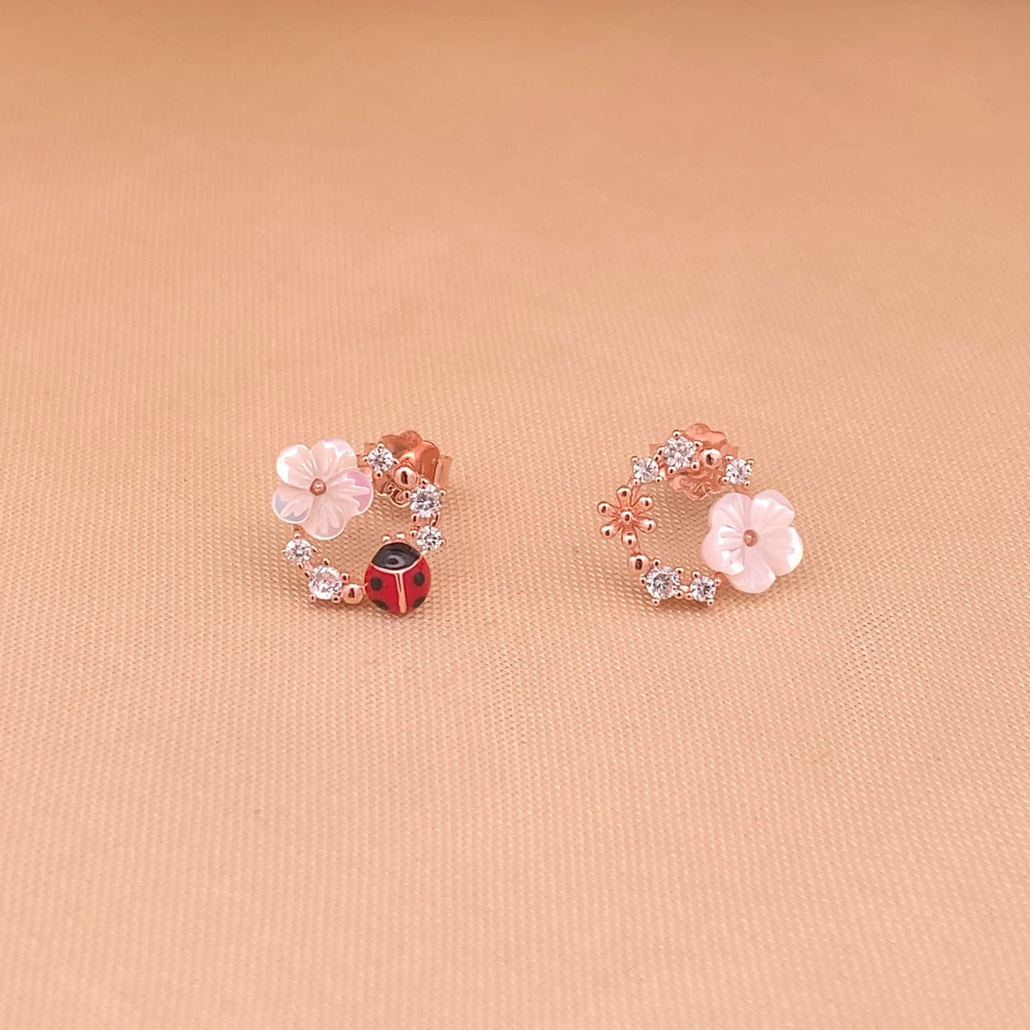 White Flower Ladybug Circle Stud Earrings (Pure Silver)