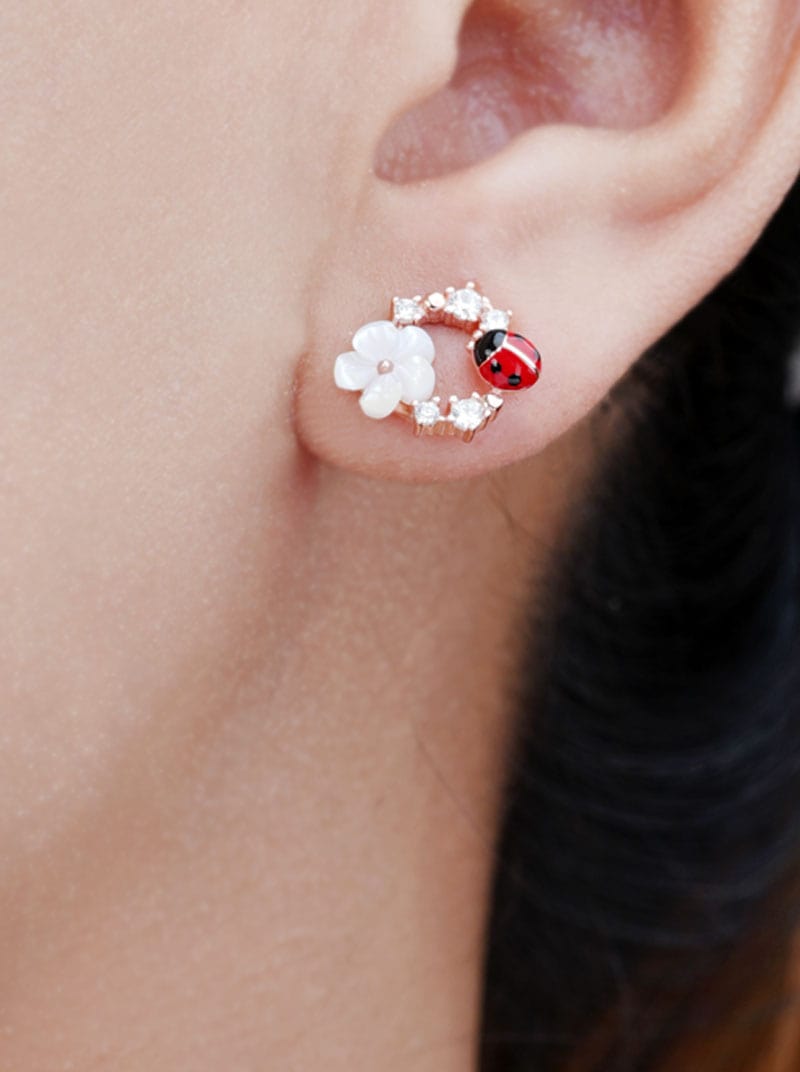 White Flower Ladybug Circle Stud Earrings (Pure Silver)
