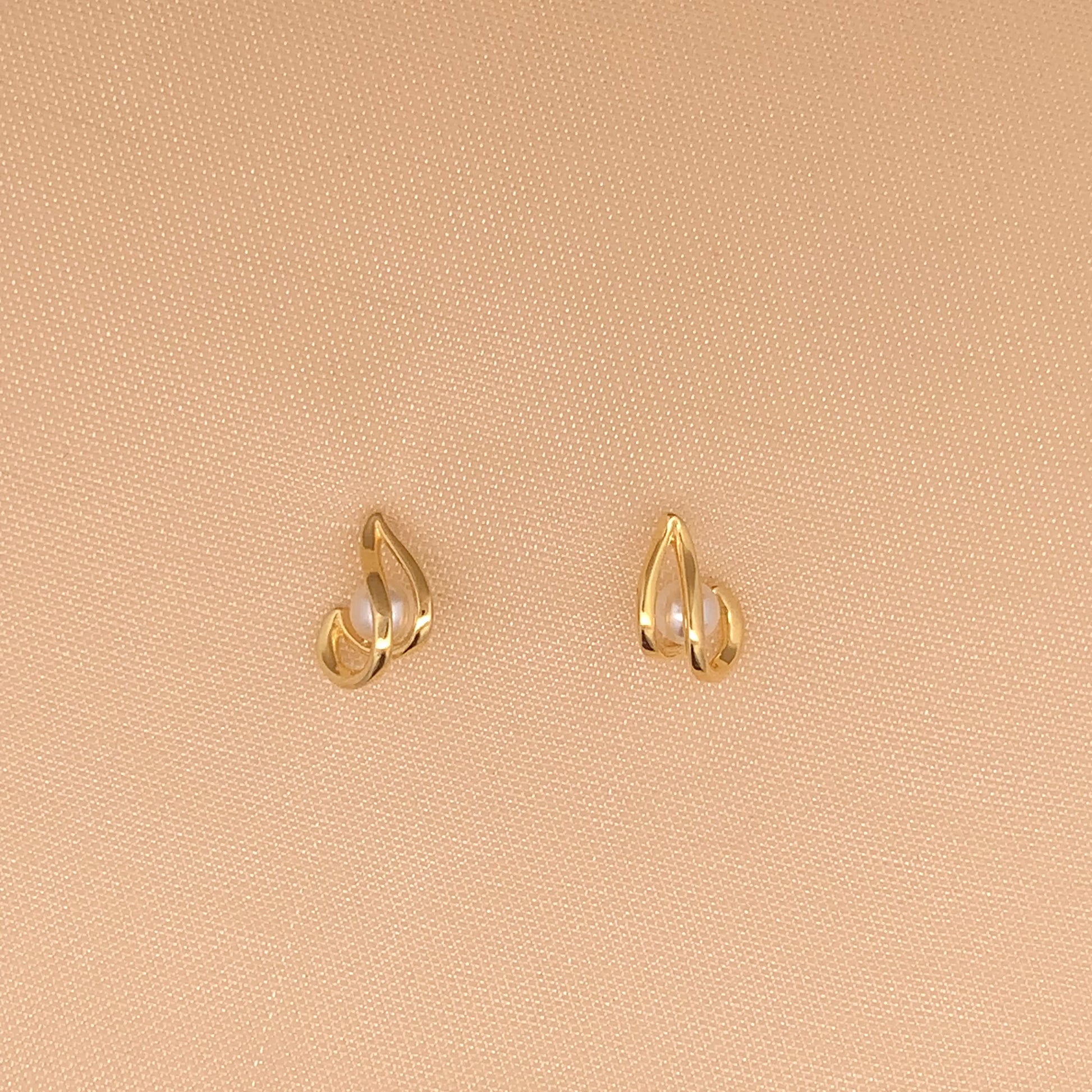 Swirl Pearl Stud Earrings Gold