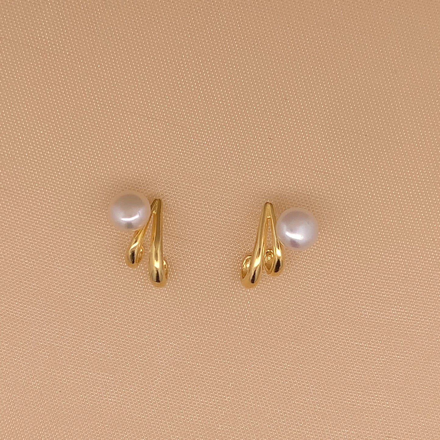 Twirl Pearl Stud Earrings Gold